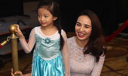 Con gái Hoa hậu Ngọc Diễm dạn dĩ đi sự kiện cùng mẹ