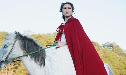 'Tiểu thư' Mỹ Tâm đẹp hút hồn trên lưng ngựa 
