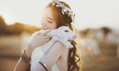 Nhan sắc đẹp tựa nữ thần của Elly Trần trên thảo nguyên