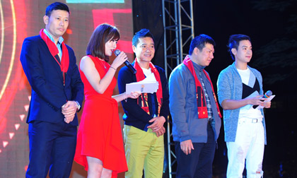 Xem bóng đá cùng với Hồng Sơn, Thạch Bảo Khanh tại 'Red Party at Le Parc'