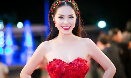 'Tiểu thư' Dương Cẩm Lynh khoe làn da trắng không tì vết