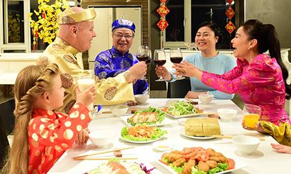 Chồng Tây lần đầu diện áo dài đón Tết cùng Thu Minh