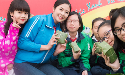 Hoa hậu Ngọc Hân gói bánh chưng tặng trẻ em miền núi