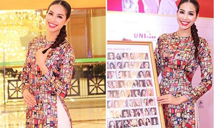 Phạm Hương ăn diện nền nã, kín đáo đi bán tranh