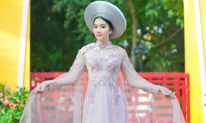 Julia Ngọc đẹp kiêu sa trong tà áo dài