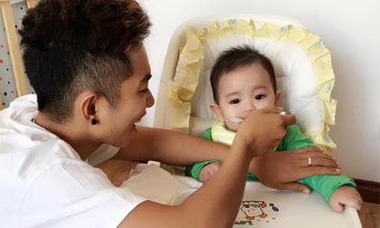 Phan Hiển cẩn thận cho con trai ăn dặm ngày đầu tiên