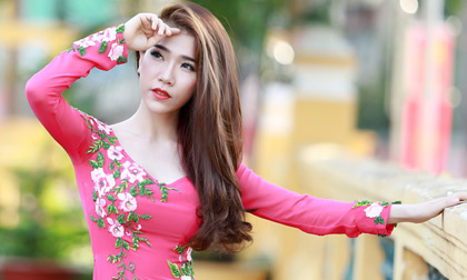 Hoàng Y Nhung khoe dáng trong chiếc áo dài cực đẹp đón Xuân