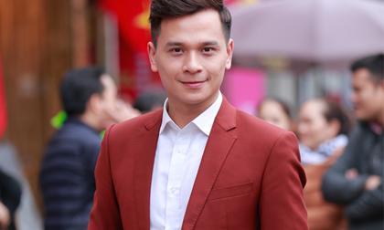 MC Danh Tùng diện vest bảnh bao đi dự event