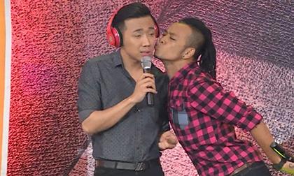 Trấn Thành bị cưỡng hôn đồng giới sau công khai yêu Hari Won