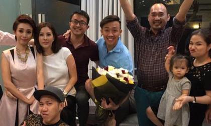 Trấn Thành 'tưng tửng' trong tiệc sinh nhật muộn sau khi thừa nhận yêu Hari Won