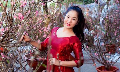 Thúy Nga diện áo dài cách tân đi chợ hoa xuân