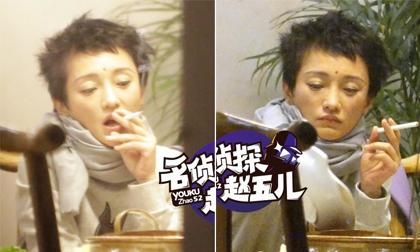 Châu Tấn đầu tóc rối bù ngồi hút thuốc lá