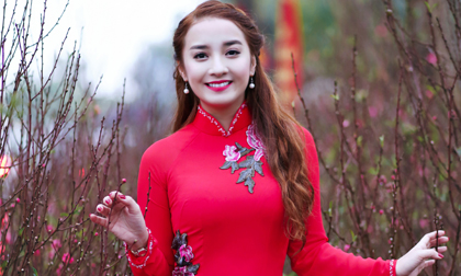 Janet Hoàng khoe dáng đẹp ngọt ngào chúc may mắn ngày đầu năm