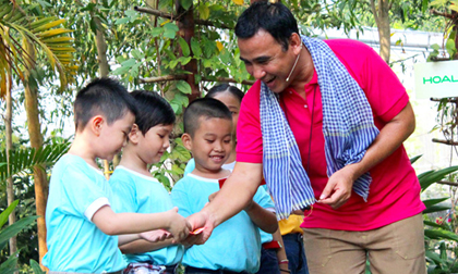 Diễn viên Quyền Linh về quê dạy trẻ em chăm sóc vườn