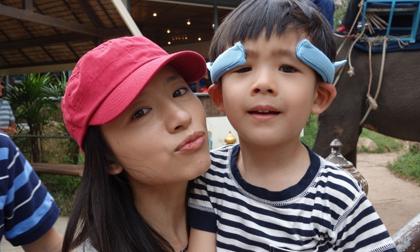 'Chúc Anh Đài' Đổng Khiết rạng rỡ bên con trai 7 tuổi