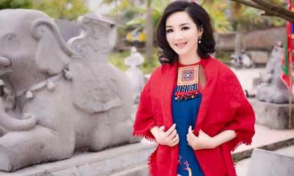 Giáng My xinh đẹp khi diện áo dài đi hành hương