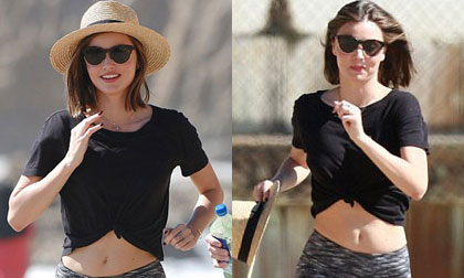'Gái một con' Miranda Kerr khoe eo thon săn chắc khi chạy thể dục