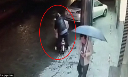 Cô gái bị 'yêu râu xanh' sàm sỡ, người qua đường thờ ơ không ai giúp