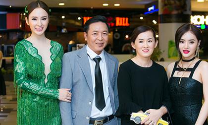 Bố mẹ Angela Phương Trinh 'tháp tùng' con gái đi sự kiện sau khi làm lành