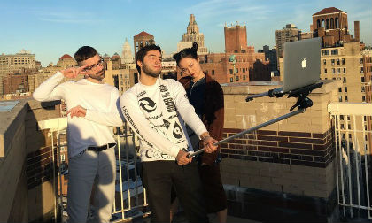 Chụp ảnh 'tự sướng' bằng laptop - xu hướng mới của giới trẻ Mỹ