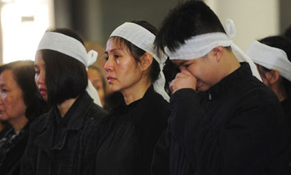 Vợ con nhạc sĩ Lương Minh đau xót, khóc ngất bên linh cữu