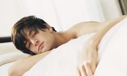 Vừa 'lột đồ' bạn gái xuống thì người lạ bỗng dưng ập vào phá hỏng 