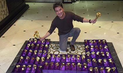 Đàm Vĩnh Hưng mua 200 bông hồng bằng vàng tặng fan nữ