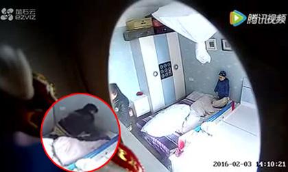 Điếng người vì phát hiện vú em bạo hành con sau khi lắp camera