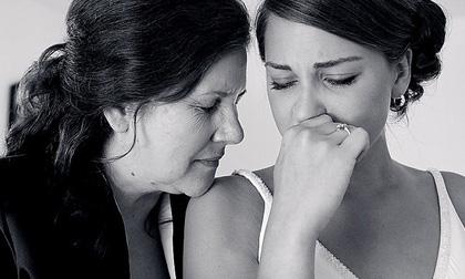 Khóc ướt gối lúc tâm sự với mẹ trước khi về nhà chồng