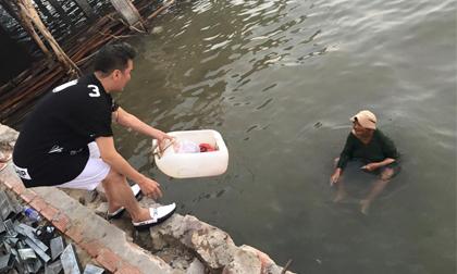 Mr. Đàm với hành động đẹp trước cảnh cụ bà 83 tuổi ngâm trong nước