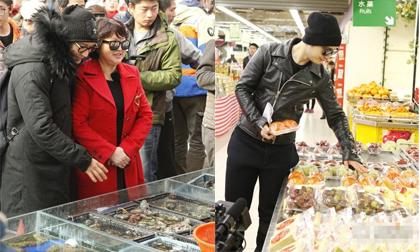 Huỳnh Hiểu Minh đảm đang đi chợ cùng mẹ