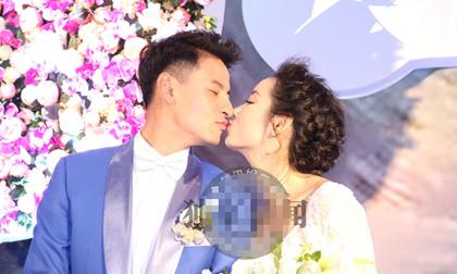 Tài tử 'Hoa Thiên Cốt' trao cho vợ nụ hôn ngọt ngào trong đám cưới