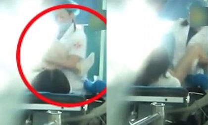 Bác sĩ đánh tới tấp bệnh nhân trên bàn mổ