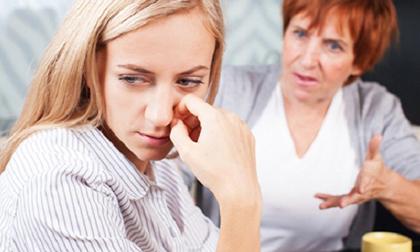 Sau đêm tân hôn, mẹ chồng hùng hổ dắt con dâu trả về 'nơi sản xuất'