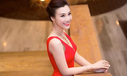 Á hậu Hoàng Oanh đeo trang sức hơn 300 triệu đồng đi sự kiện