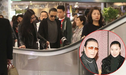 Bố Tạ Đình Phong quấn quýt bồ trẻ đi mua sắm