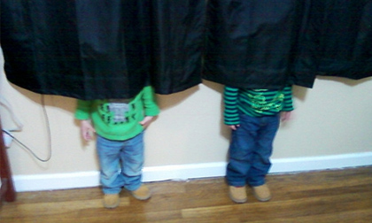 Cười 'rách miệng' với trò trốn tìm của trẻ 