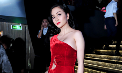 Thiều Bảo Trang nổi bật với váy xẻ cao đi dự tiệc