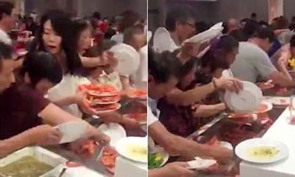 Du khách Trung Quốc chen lấn xô đẩy, tranh ăn tôm ở tiệc buffet