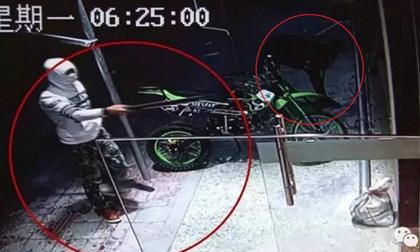  Băng trộm vác dao vào tận nhà để lấy cắp xe