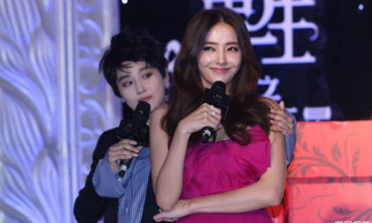 'Búp bê xứ Hàn' Han Chae Young duyên dáng bên cạnh Trương Hinh Dư