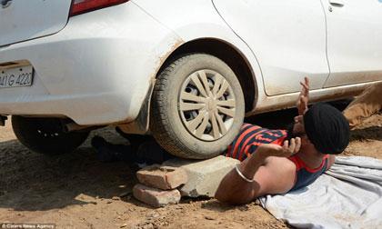 Cho xe hơi chèn qua cơ thể để được ghi kỷ lục thế giới