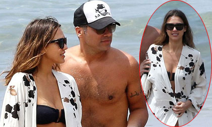 'Thiên thần bóng tối' Jessica Alba diện bikini nóng bỏng trên biển Hawaii