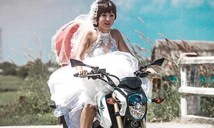  Thúy Nga lái mô tô đi ‘cướp’ thùng tiền cưới của bạn trai cũ