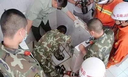 Giải cứu bé sơ sinh bị bỏ rơi trong đường ống nhà vệ sinh 