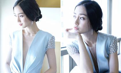 Angela Baby diện váy xẻ sâu táo bạo dù vòng một phẳng lì