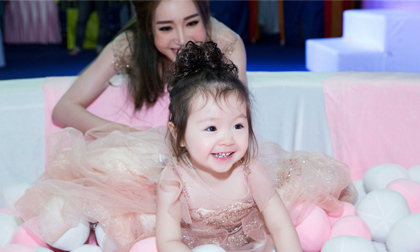 Cadie lần đầu dự sự kiện cùng mẹ Elly Trần