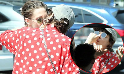 Kristen Stewart khiến fans phát ngán vì liên tục tình tứ với bạn gái