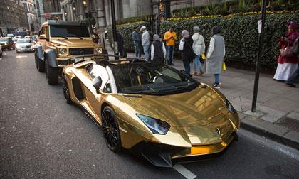 Loạt siêu xe mạ vàng 'bay' theo tỷ phú Ả Rập sang Anh nghỉ dưỡng