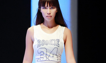 Hà Anh khoe eo thon 'mê ly' trên sàn catwalk